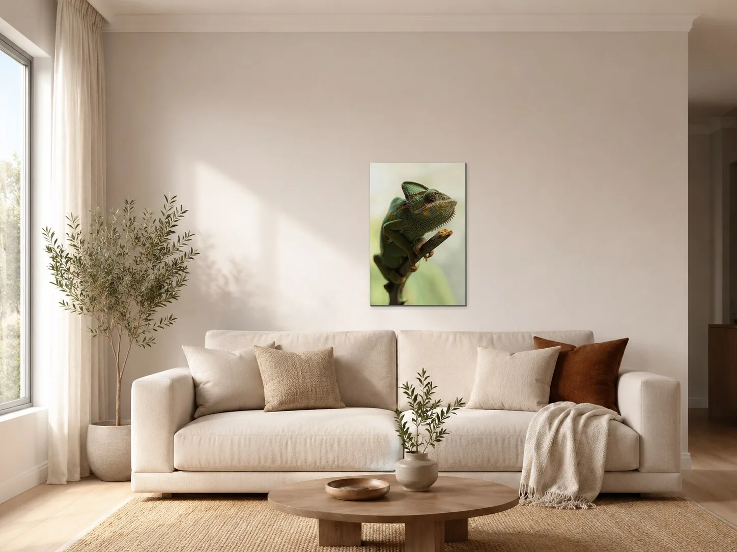 Chameleon na větvi v obývacím pokoji
