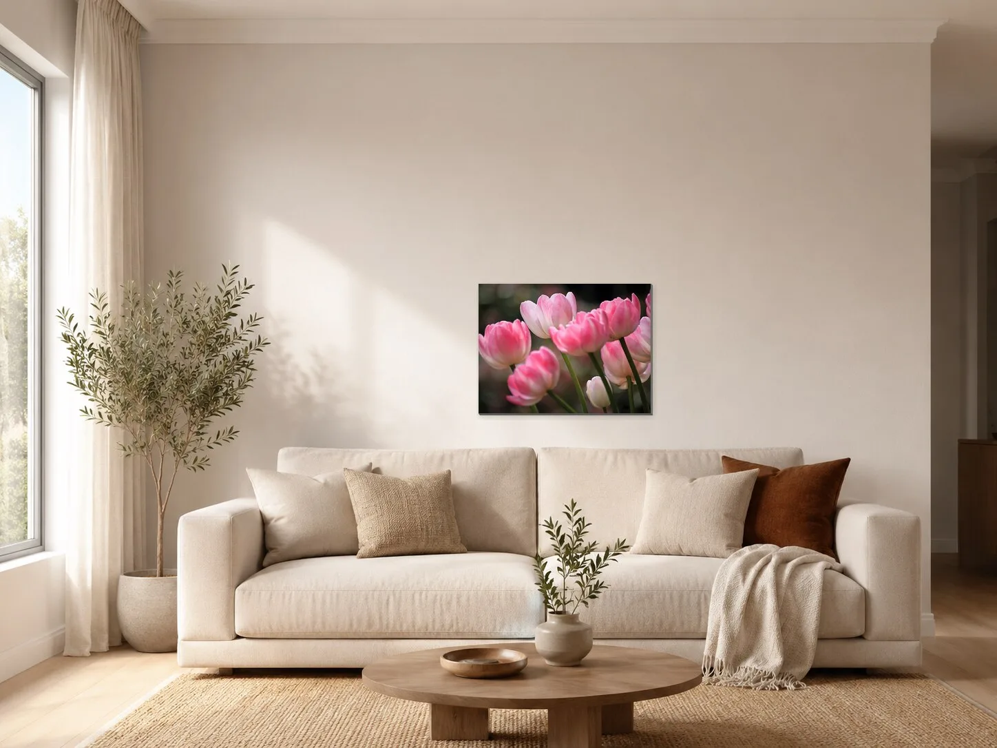 Růžové tulipány v jemném světle v obývacím pokoji