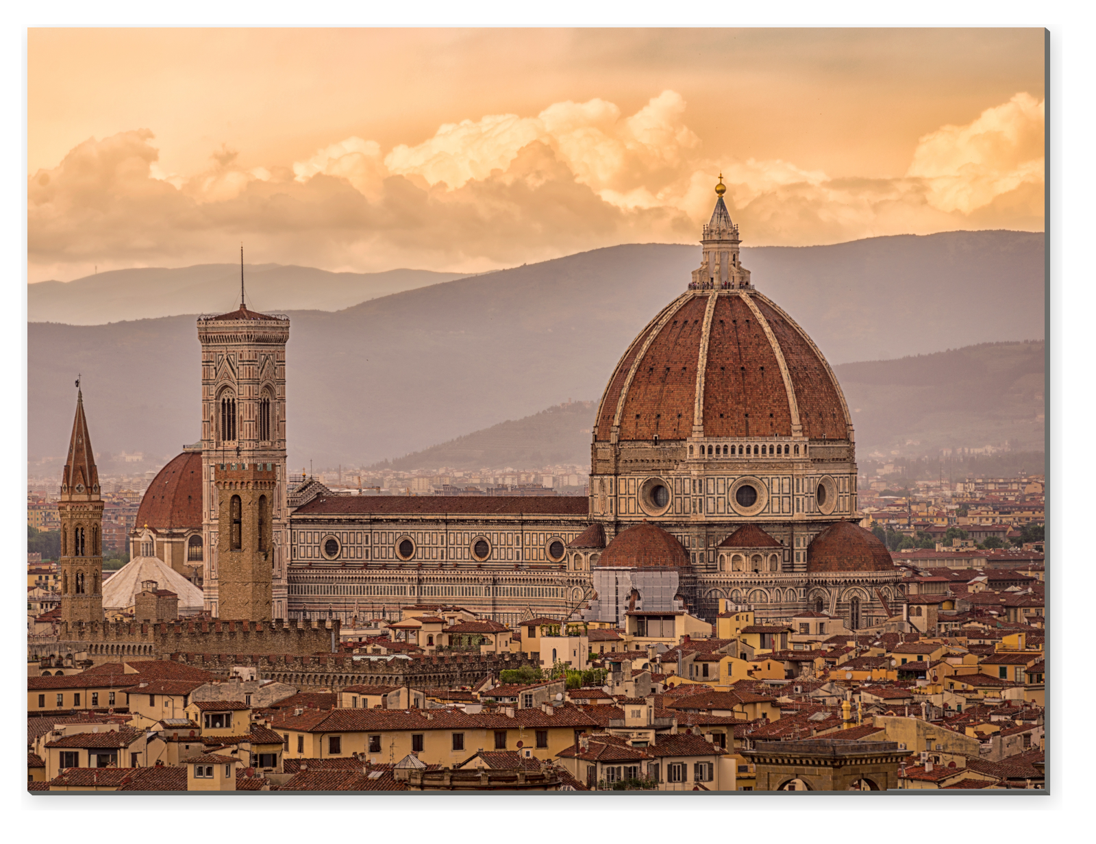 Panorama Florencie s kupolí katedrály Santa Maria del Fiore, Giottovou zvonicí a střechami historického centra při západu slunce.