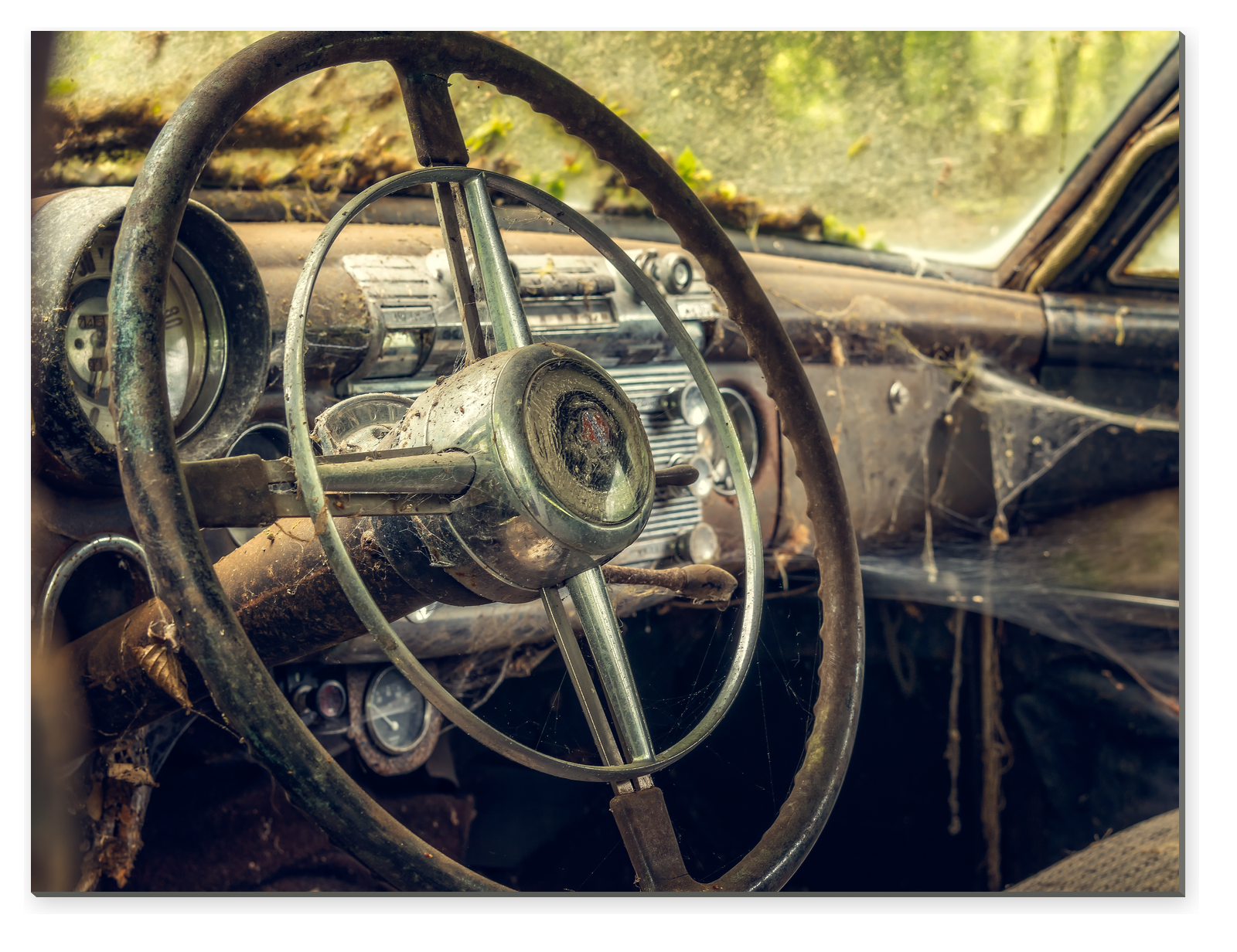 Patinovaný volant a palubní deska opuštěného historického automobilu