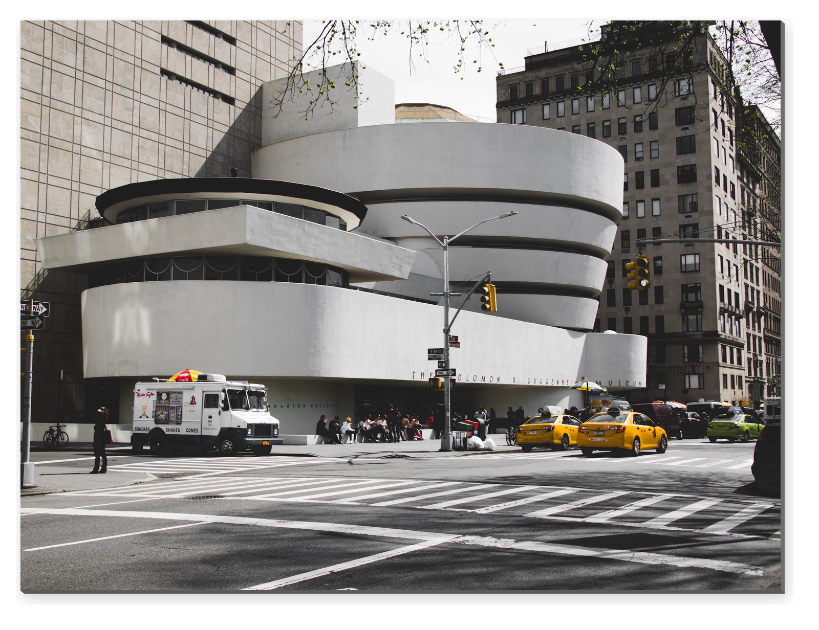Guggenheimovo muzeum v New Yorku u rušné křižovatky se žlutými taxíky