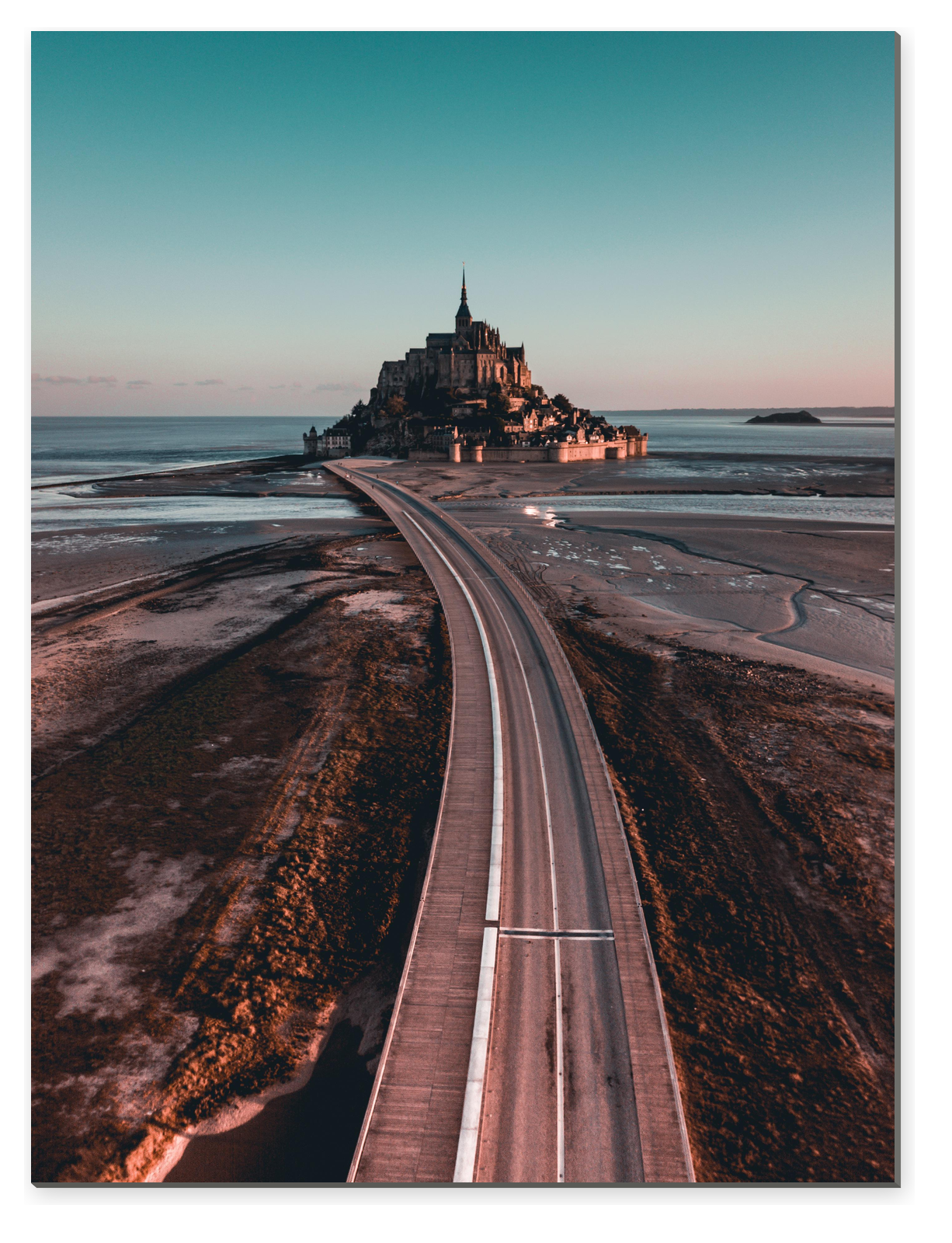 Letecký pohled na Mont Saint-Michel při odlivu se silnicí vedoucí ke klášteru