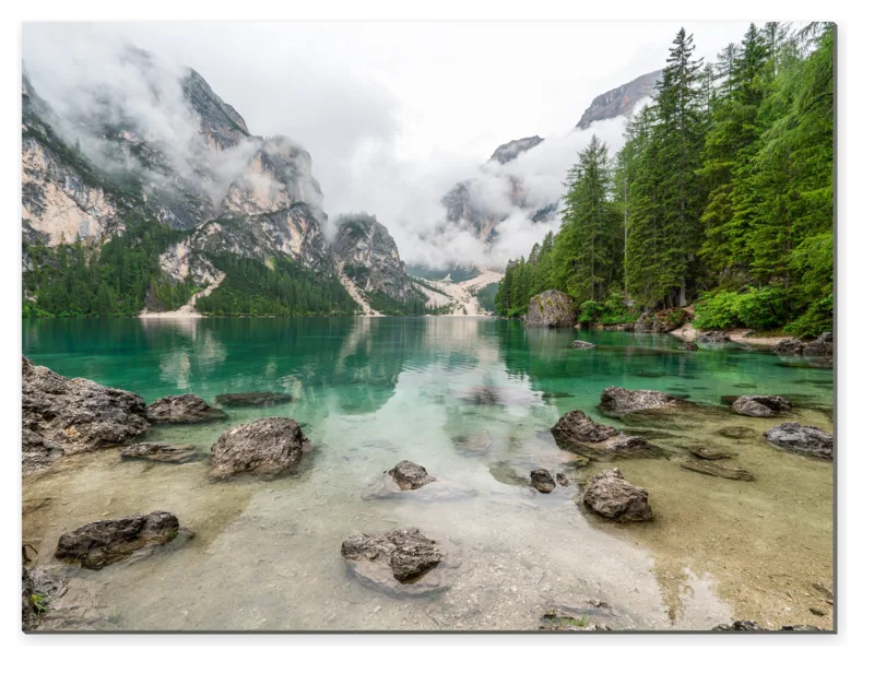 Tyrkysové horské jezero v mlze