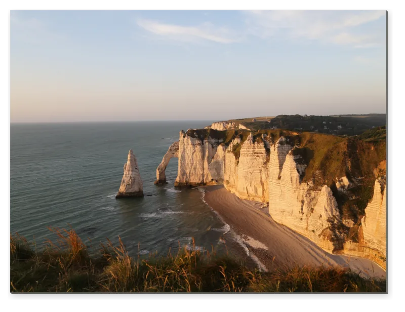 Útesy Étretat v teplém večerním světle