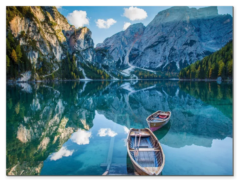 Horské jezero s loďkami