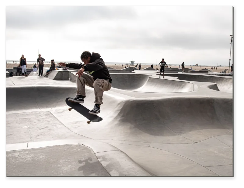 Skateboardista ve skateparku